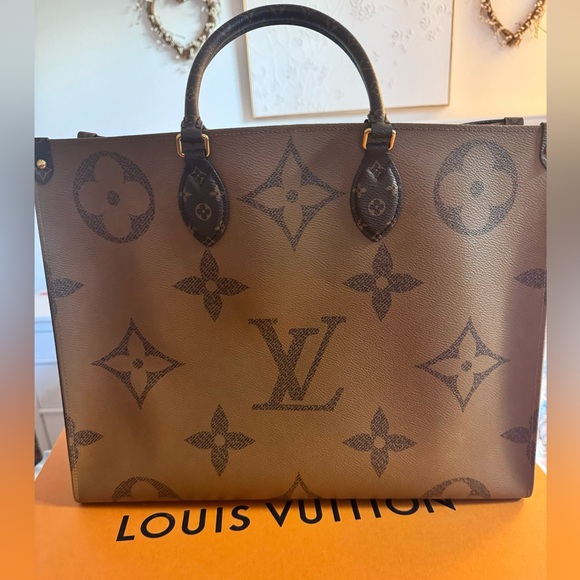 Large authentic Louis Vuitton 2 color sided purse. - Picture 1 of 10